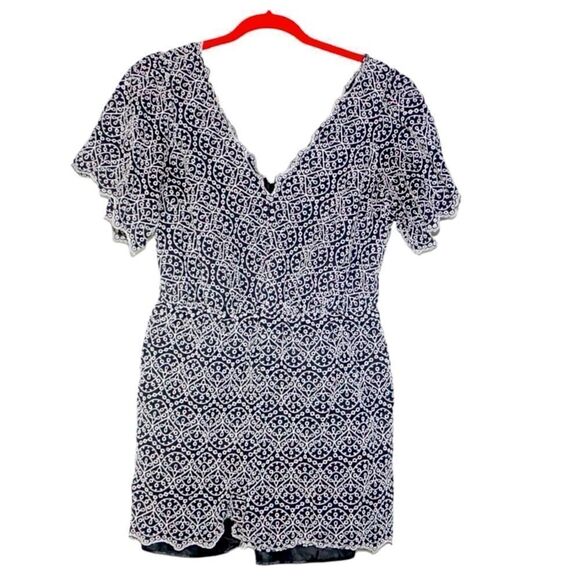 Express Scalloped and Embroidered Black/White Eyelet Romper, Lage - Picture 3 of 7